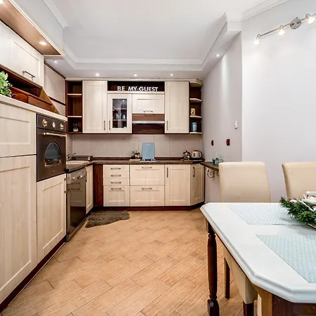 French House Pensión 4*