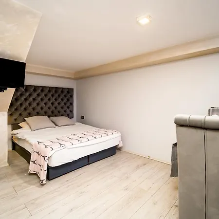 French House 4* Belgrado